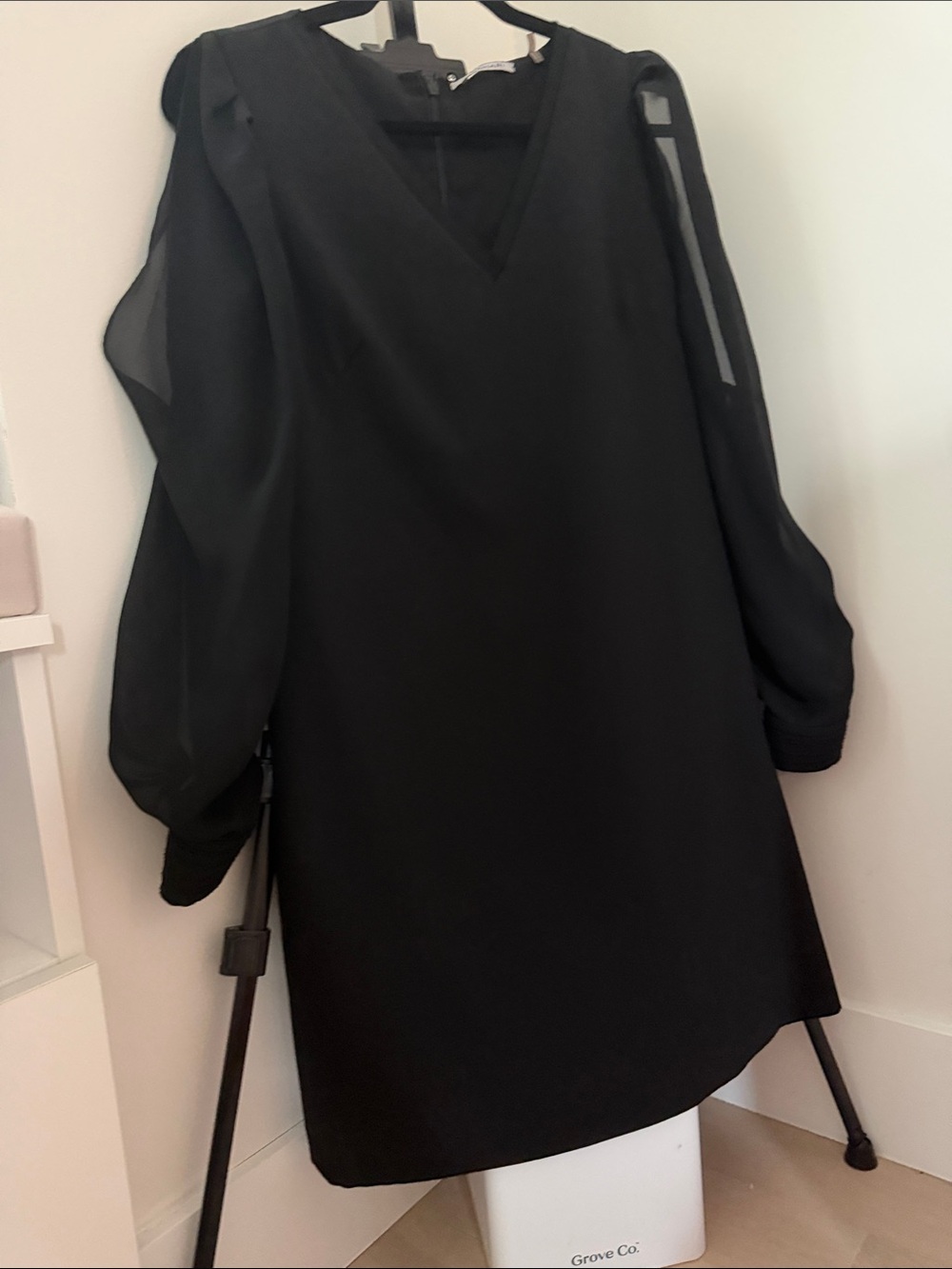 T Tahari Black Long Sleeve V-Neck Shift Dress